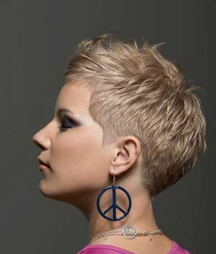 Coupe courte et coloration blonde